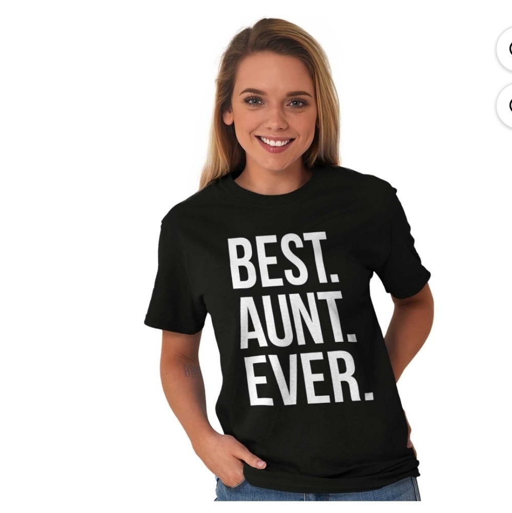 BLACK TSHIRT SAYS BEST. AUNT. EVER. WHITE LETTERS. MEDIUM